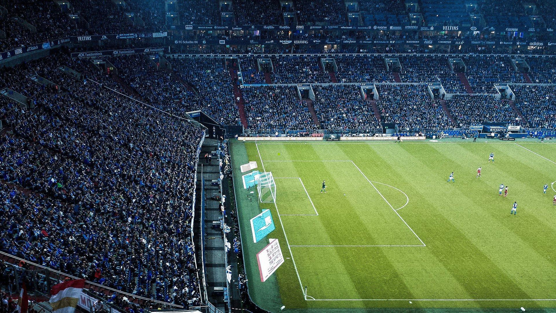 争议漩涡！阿奇姆彭禁区内遭明显碰撞 VAR长时介入竟改判角球引哗然